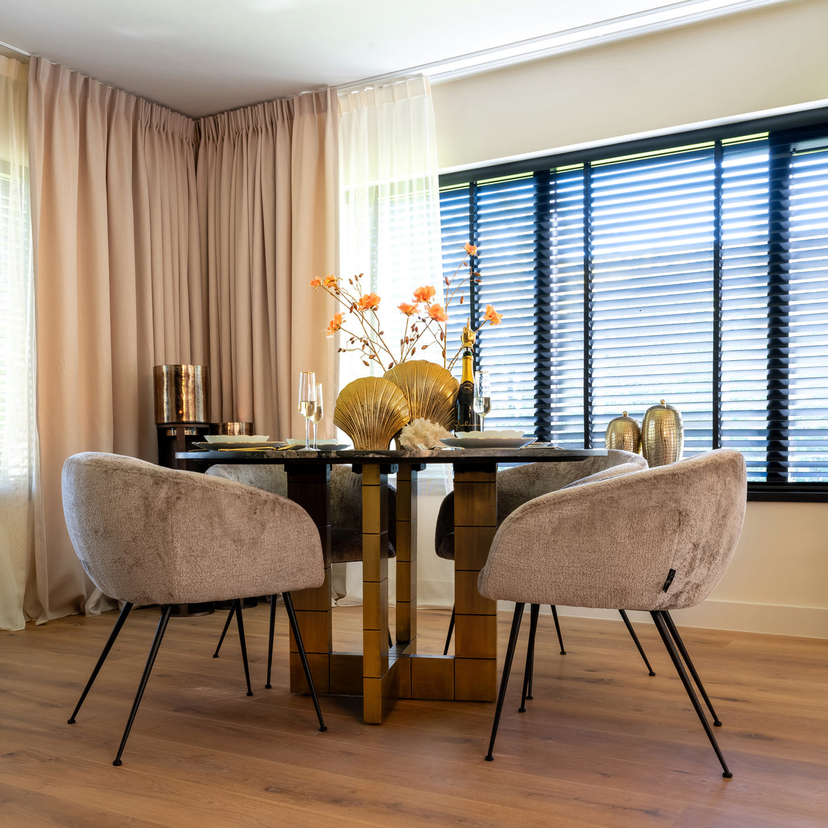 Eettafel Collada diverse kleuren mdf, schuin vooraanzicht in een interieur