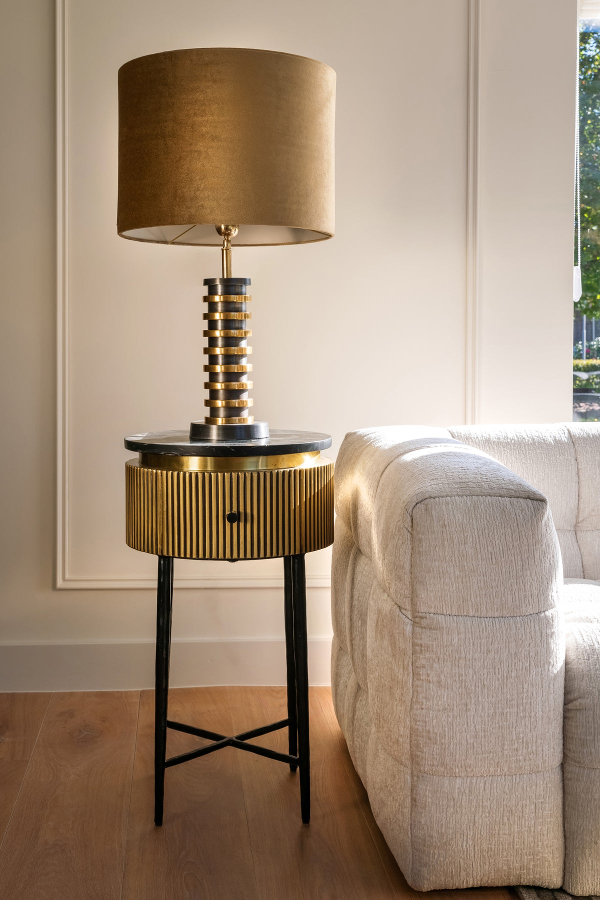 Bijzettafel Ironville goud zwart marmer, vooraanzicht in een interieur