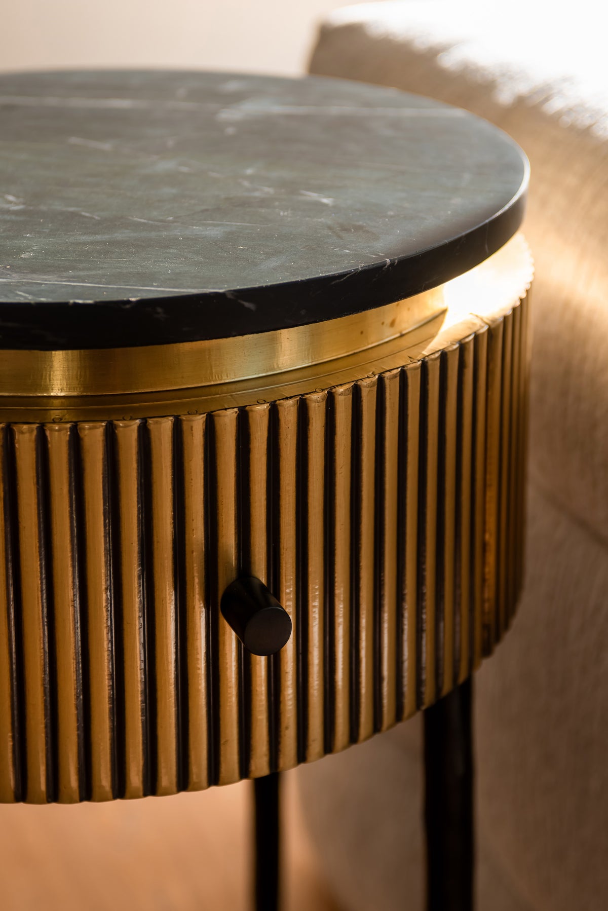 Bijzettafel Ironville goud zwart marmer, detail van het materiaal