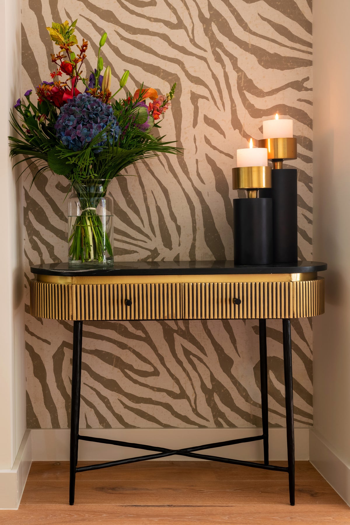 Wandtafel Ironville zwart marmer, vooraanzicht in een interieur