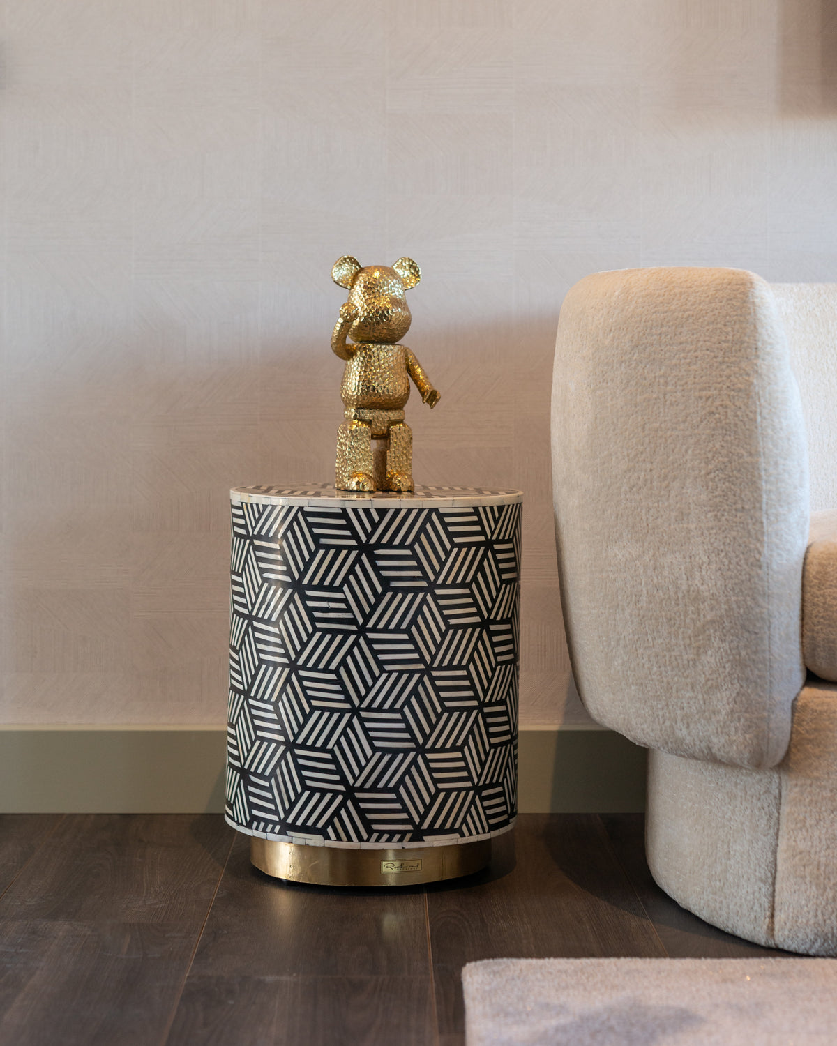 Weave Bear goud in een interieur