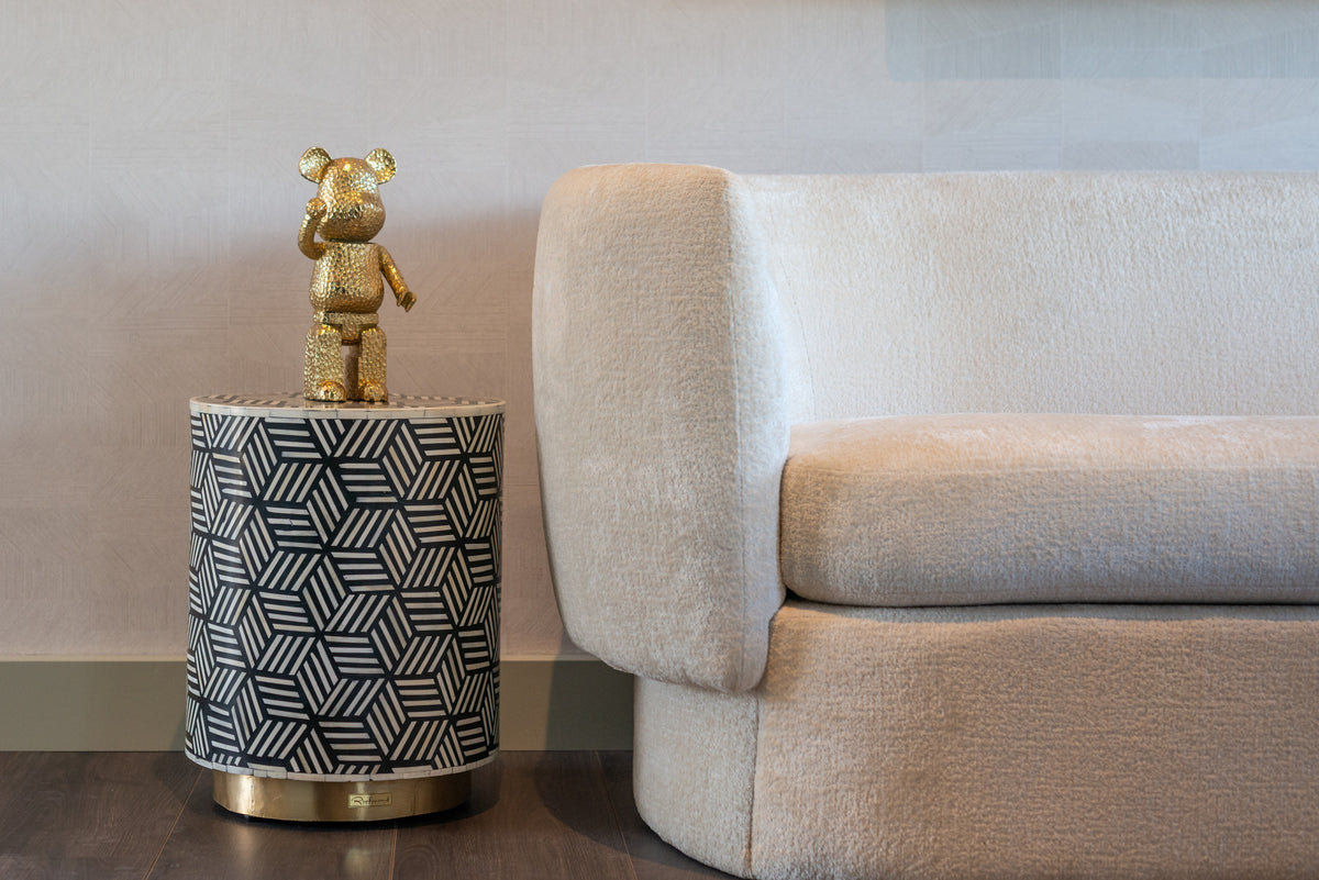 Weave Bear goud in een interieur