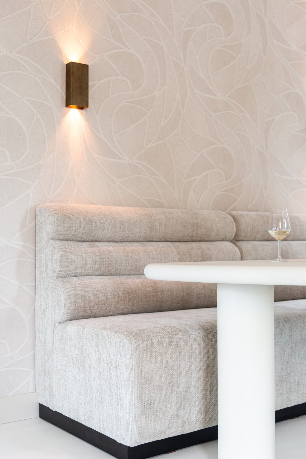 Eettafel Bloomstone organisch, detail van het materiaal