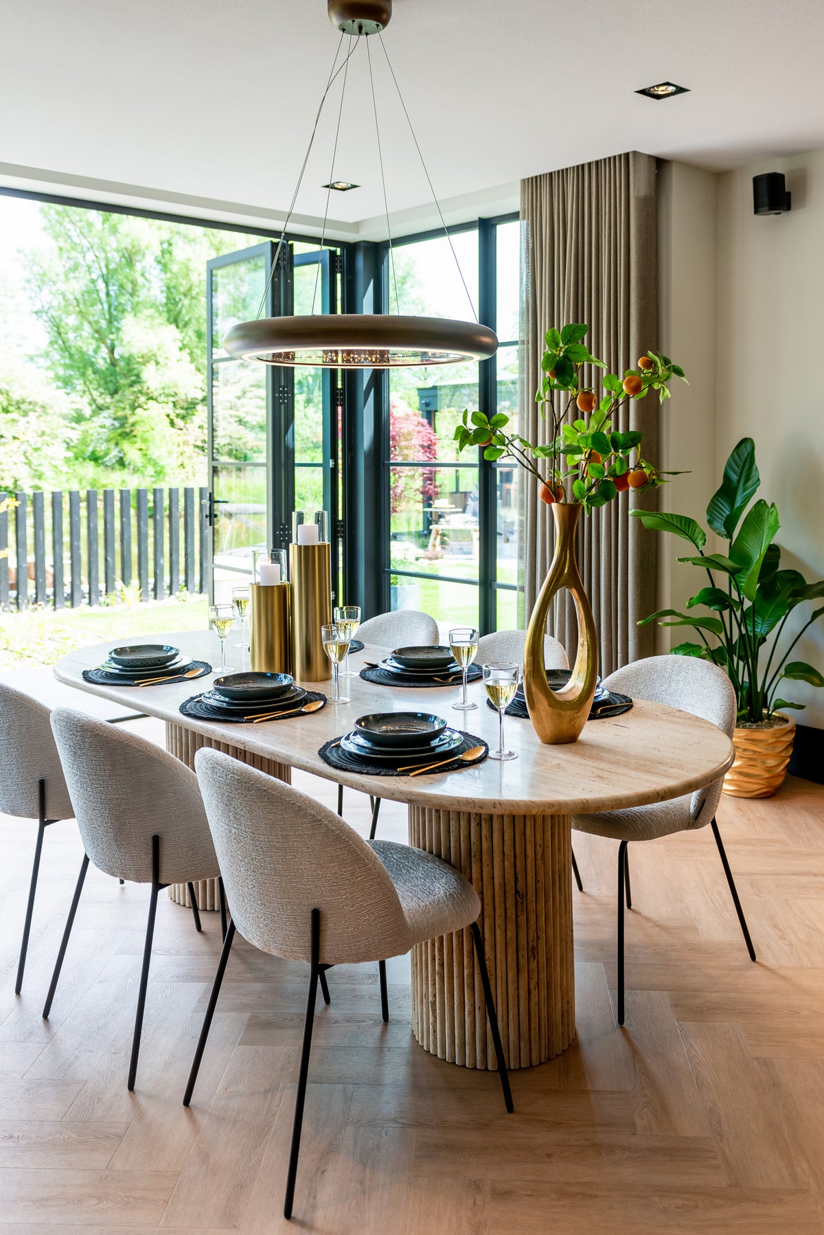 Eetkamerstoel Alyssa cream fusion in een interieur