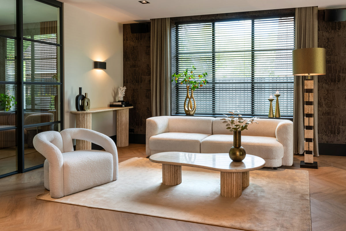 Sidetable La Cantera naturel travertin in een interieur