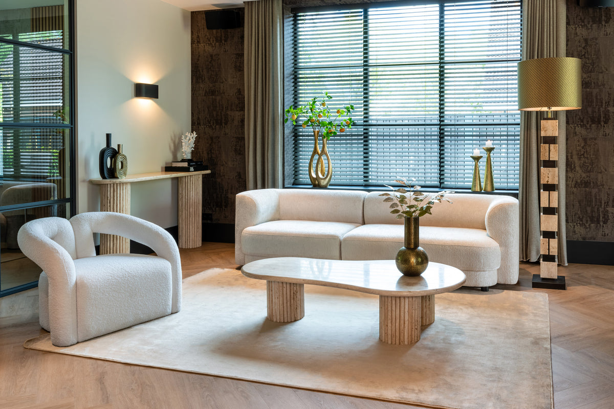 Sidetable La Cantera naturel travertin in een interieur