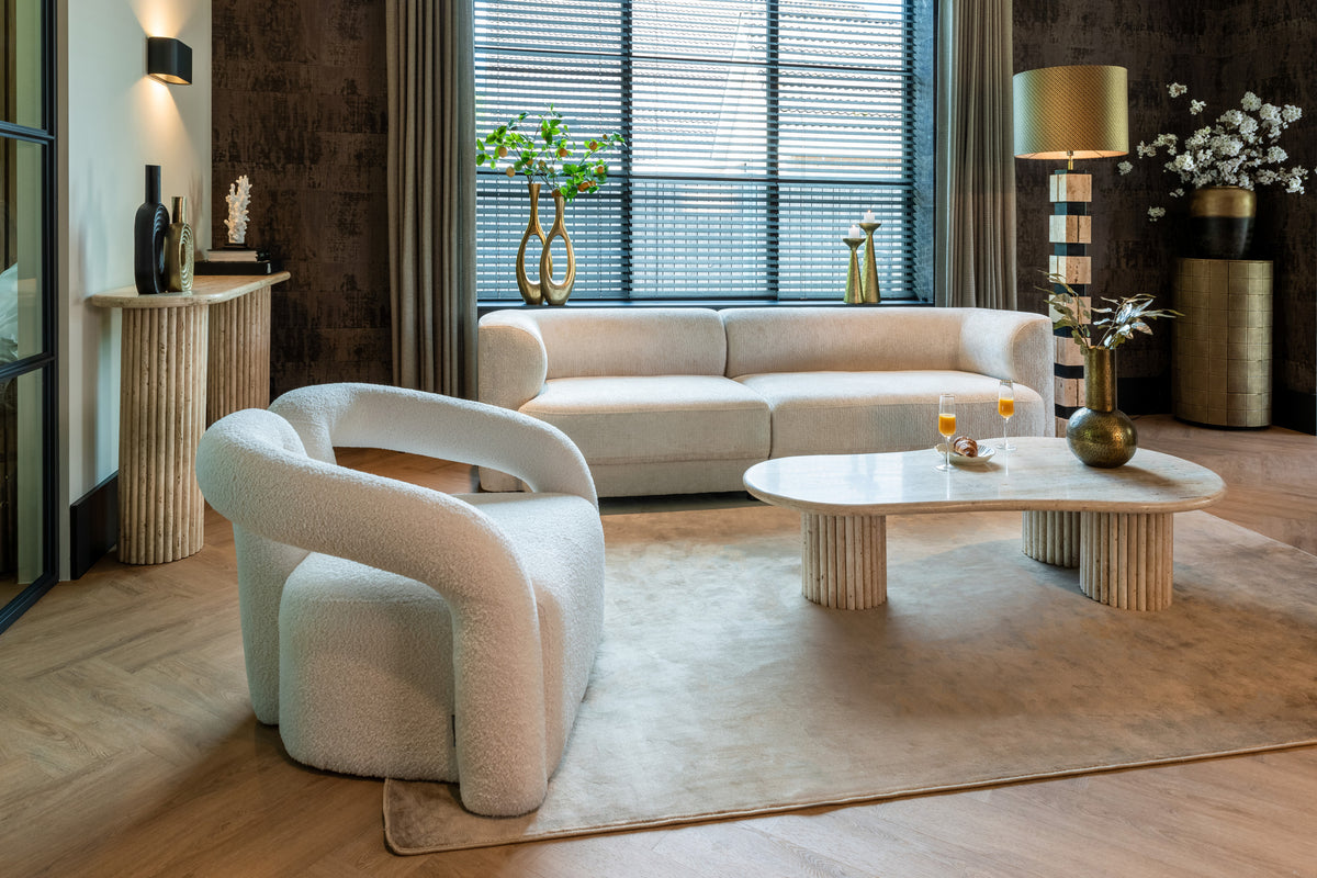 Sidetable La Cantera naturel travertin in een interieur