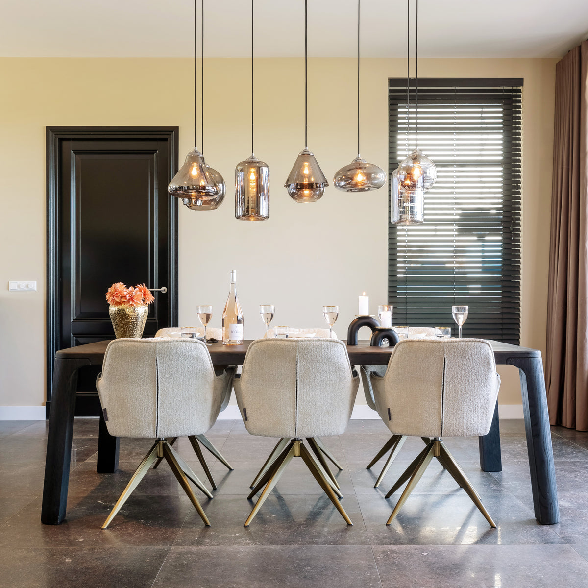 Eetkamerstoel Aline white chenille brandvertragend in een interieur