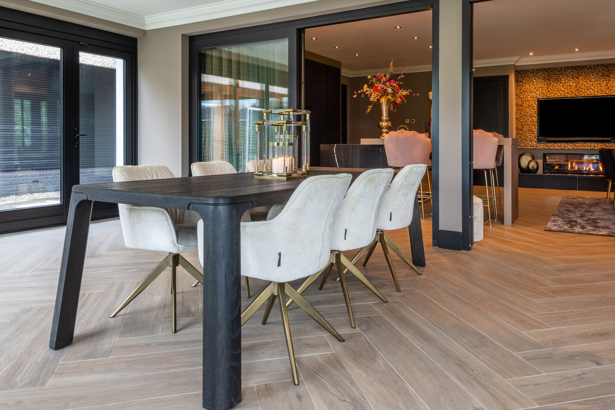 Eetkamerstoel Aline white chenille brandvertragend in een interieur