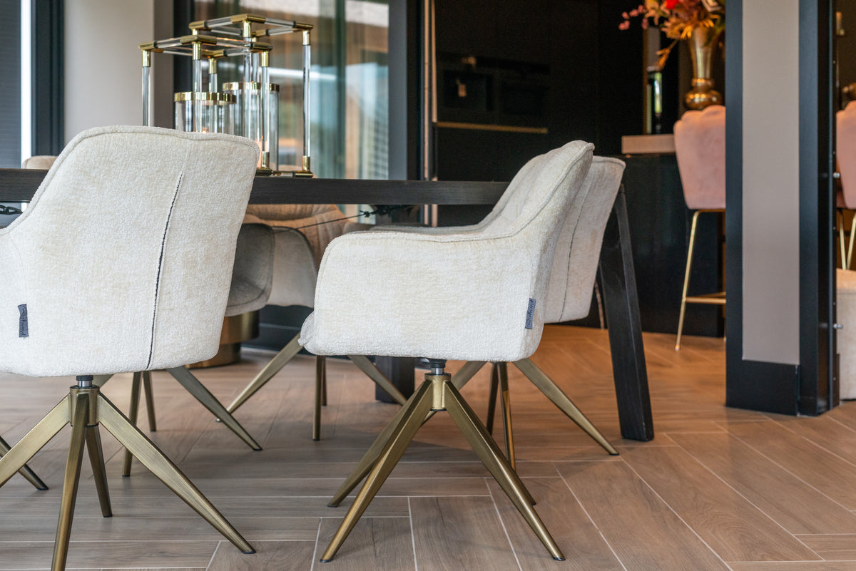 Eetkamerstoel Aline white chenille brandvertragend in een interieur