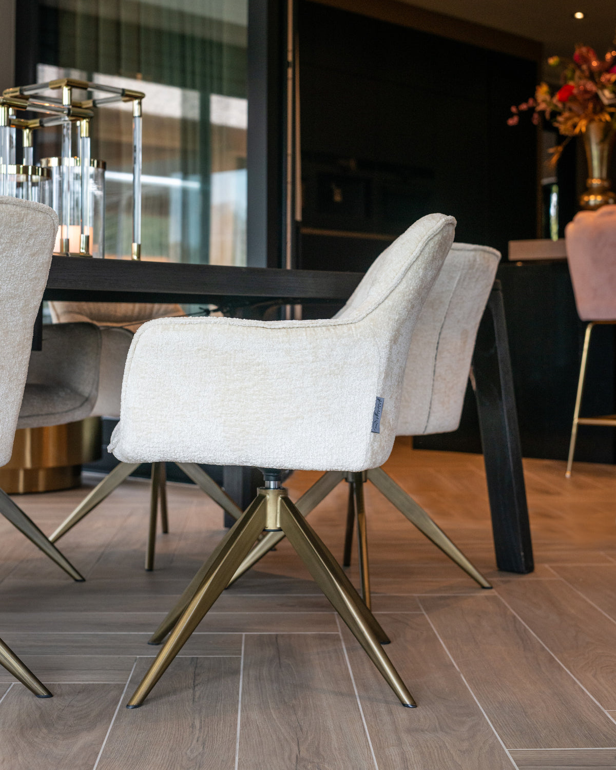Eetkamerstoel Aline white chenille brandvertragend in een interieur