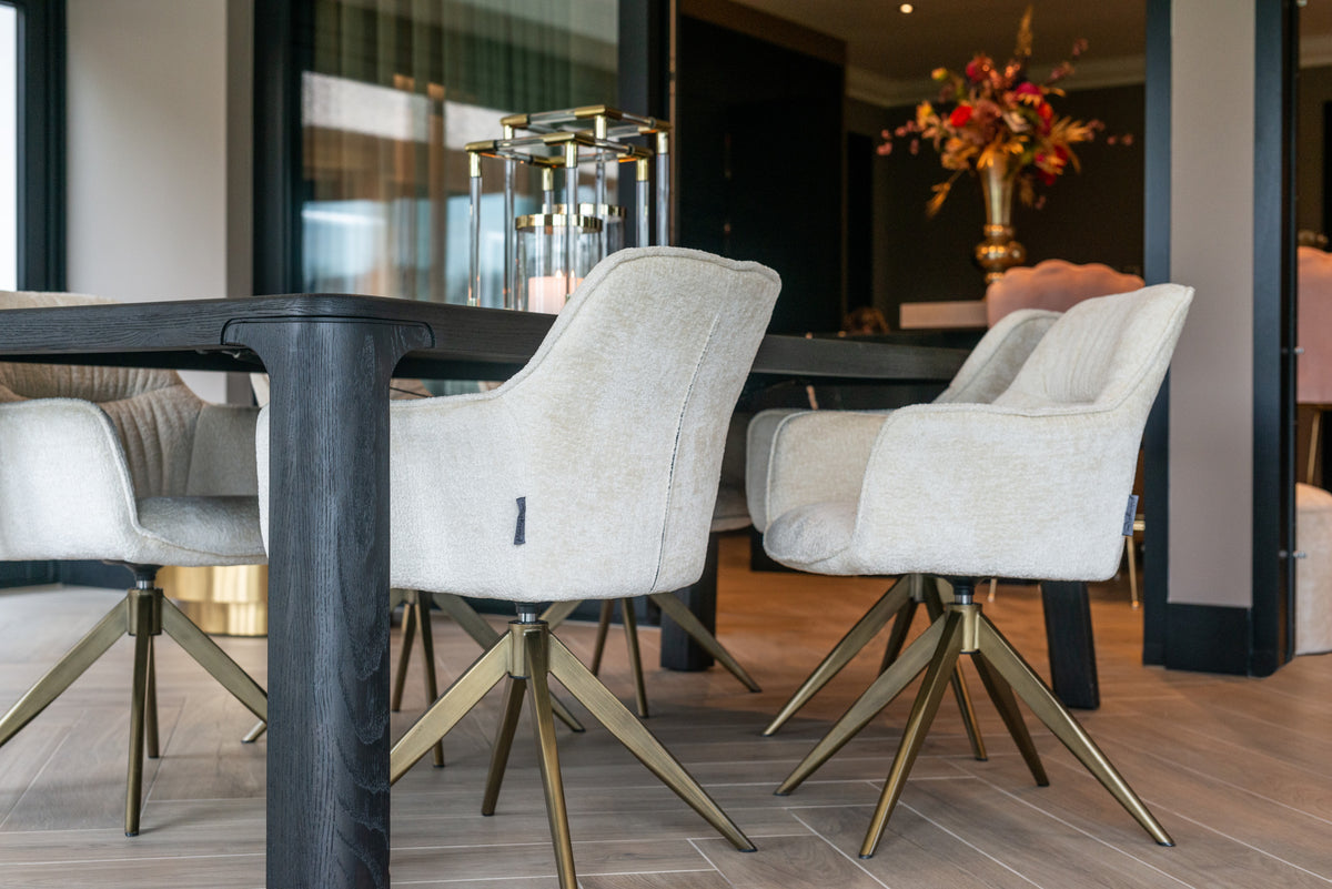 Eetkamerstoel Aline white chenille brandvertragend in een interieur
