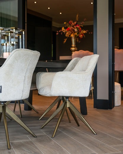 Eetkamerstoel Aline white chenille brandvertragend in een interieur