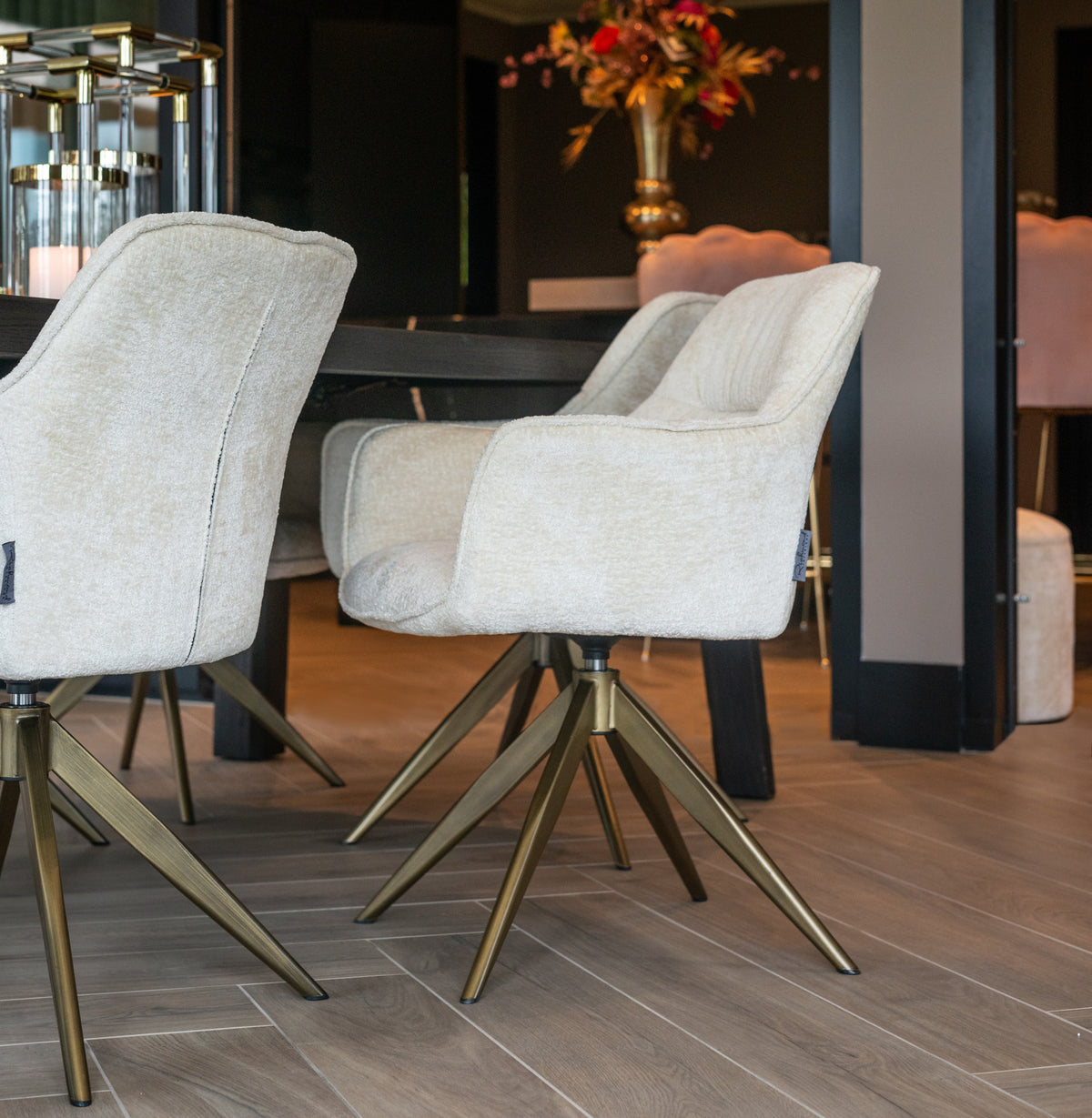 Eetkamerstoel Aline white chenille brandvertragend in een interieur