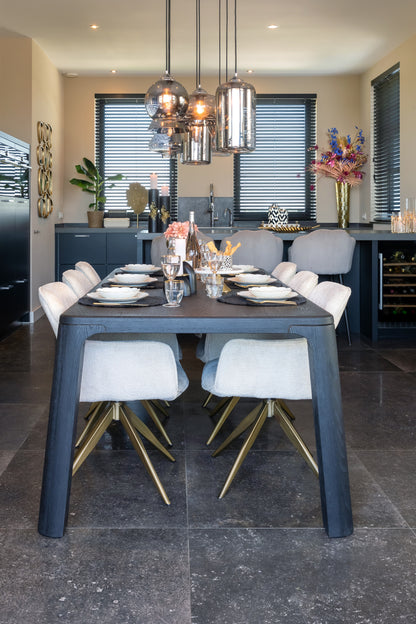 Eetkamerstoel Aline white chenille brandvertragend in een interieur