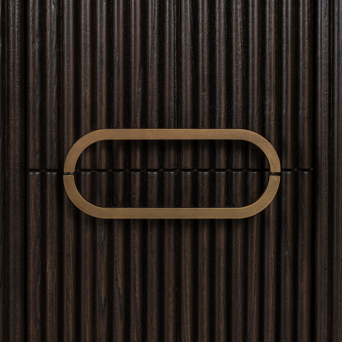 Kabinet Luxor bruin eikenhout, detail van het materiaal