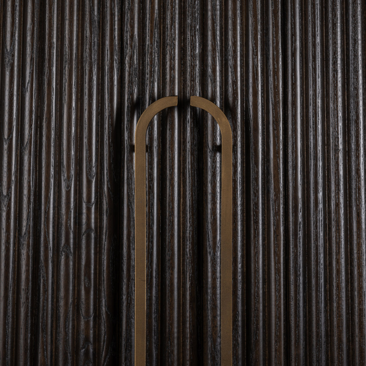 Wandkast Luxor bruin eikenhout, detail van het materiaal