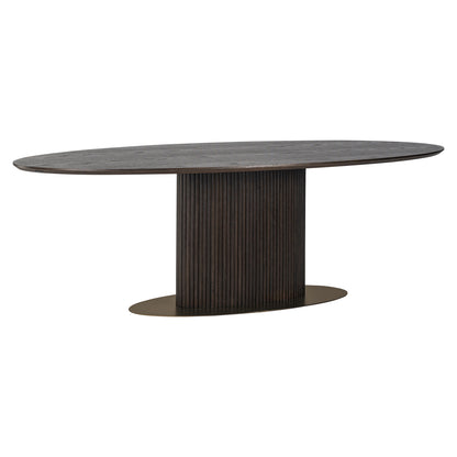Eettafel Luxor eikenhout, schuin vooraanzicht op witte achtergrond