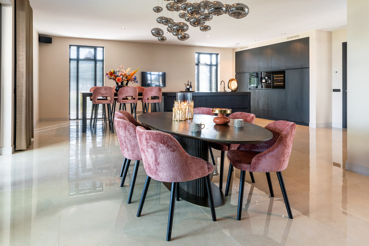 Eettafel Luxor eikenhout, schuin vooraanzicht in een interieur