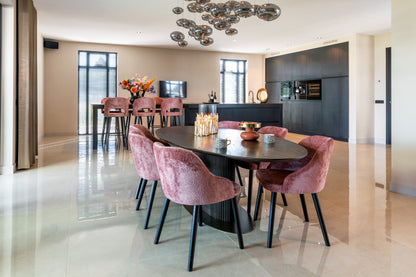Eettafel Luxor eikenhout, schuin vooraanzicht in een interieur