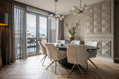 Eetkamerstoel Lisonne beige chenille in een interieur