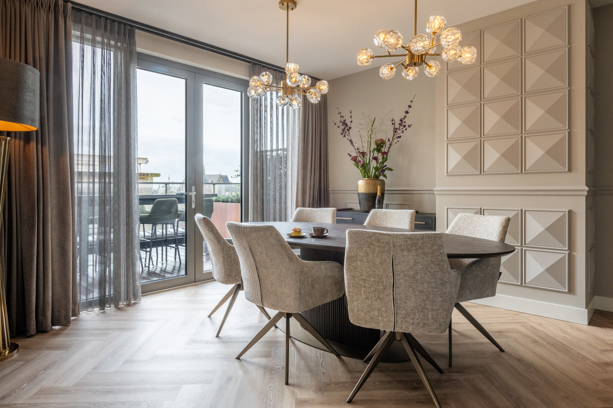 Eetkamerstoel Lisonne beige chenille in een interieur