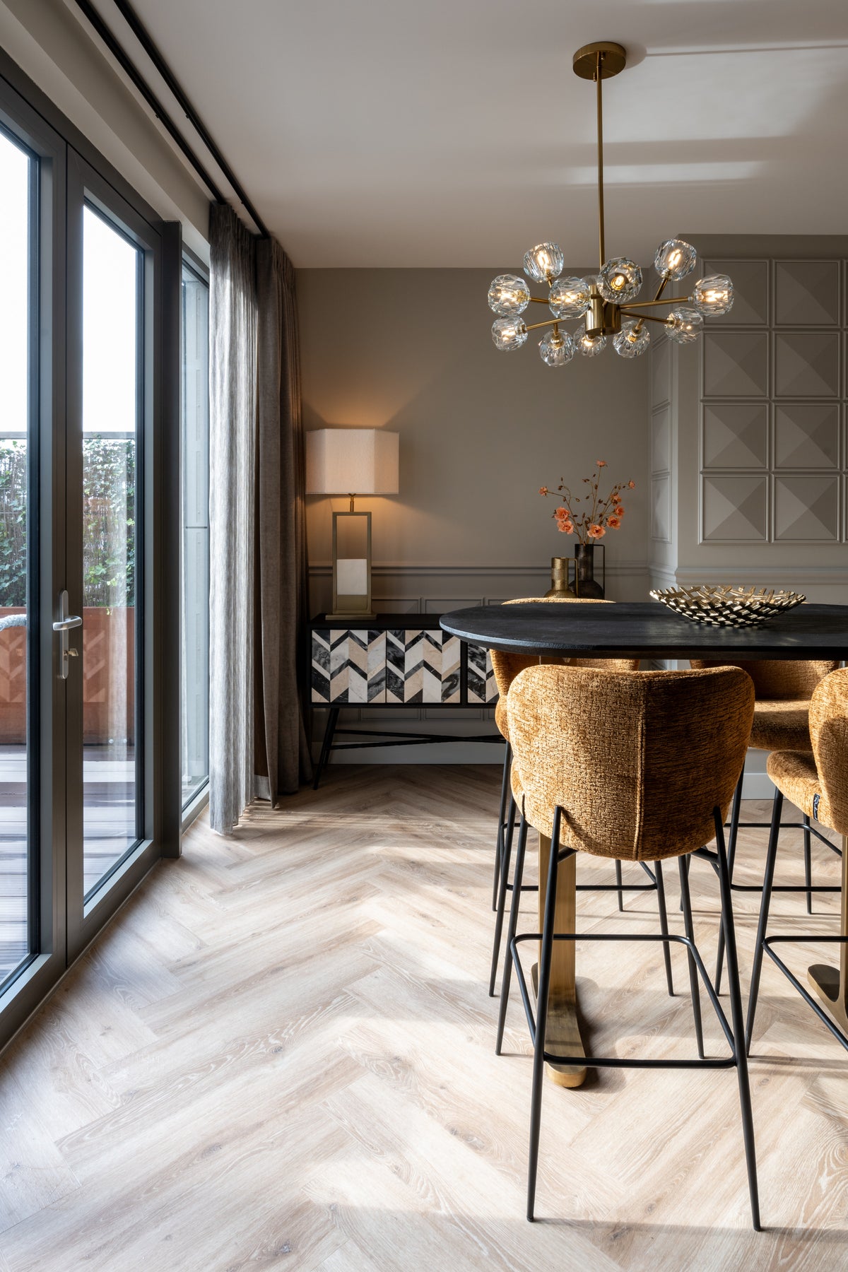 Bartafel Revelin zwart/goud metaal in een interieur