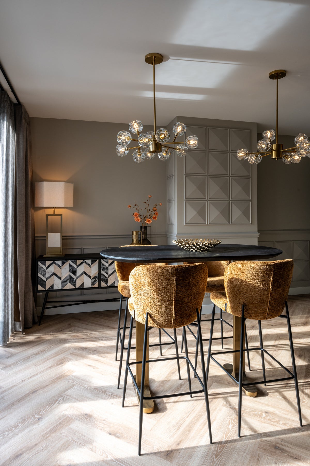 Bartafel Revelin zwart/goud metaal, schuin vooraanzicht in een interieur