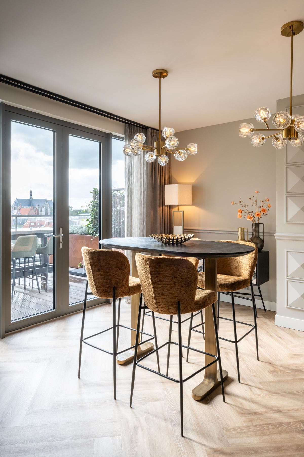 Bartafel Revelin zwart/goud metaal in een interieur
