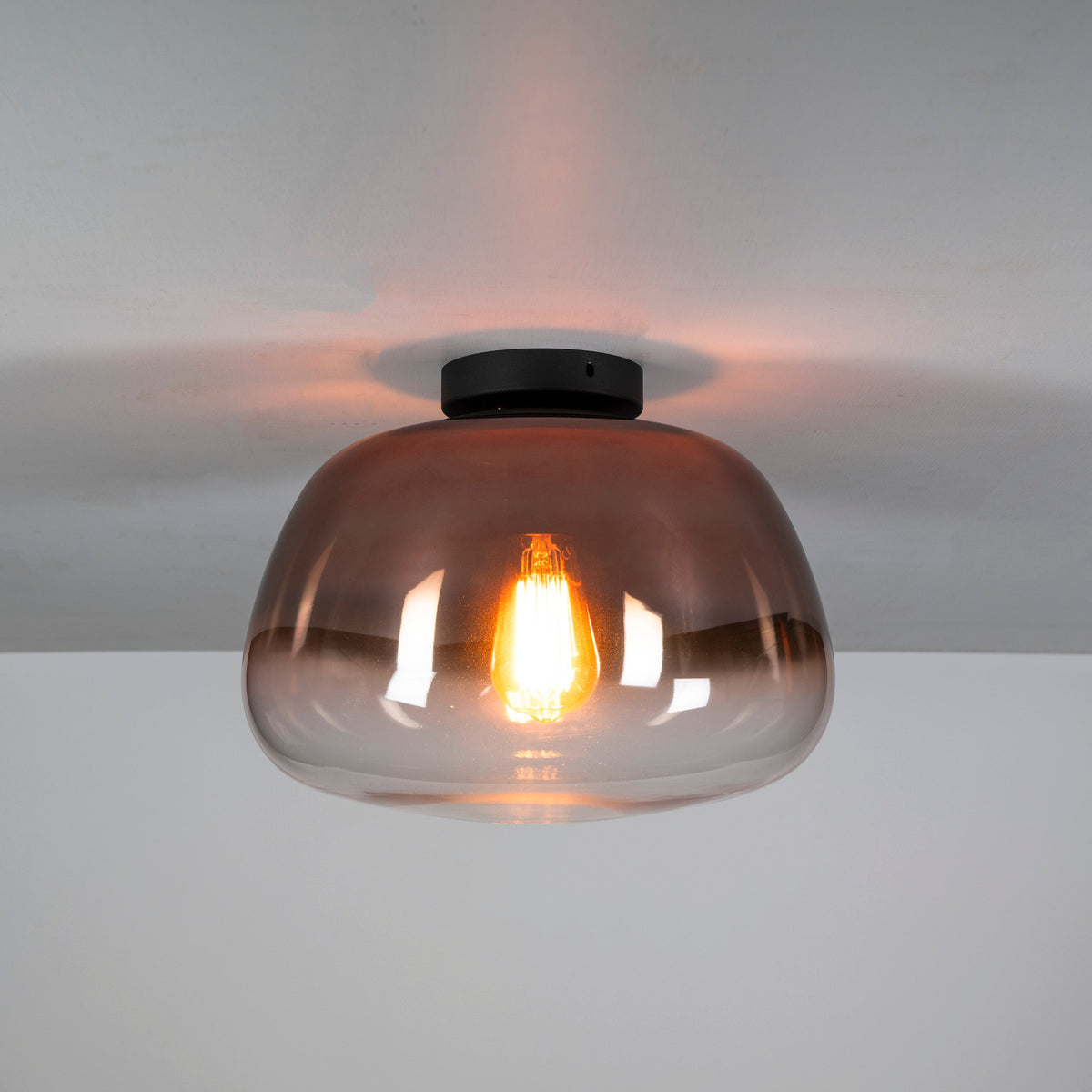 Plafondlamp Nohr glas koper, vooraanzicht in een interieur