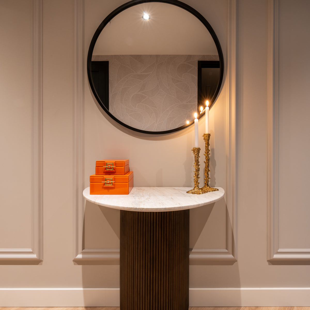 Wandtafel Mayfield wit marmer, vooraanzicht in een interieur