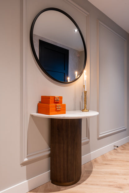 Wandtafel Mayfield wit marmer, schuin vooraanzicht in een interieur