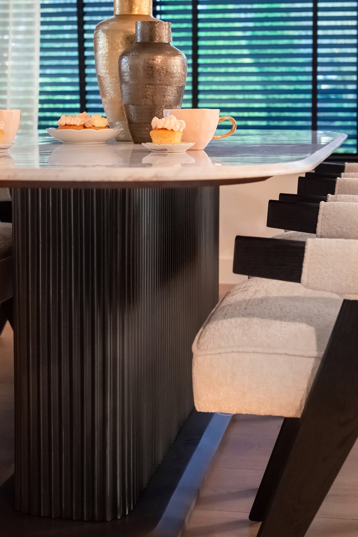 Eettafel Mayfield bruin metaal 230 cm, detail van het materiaal