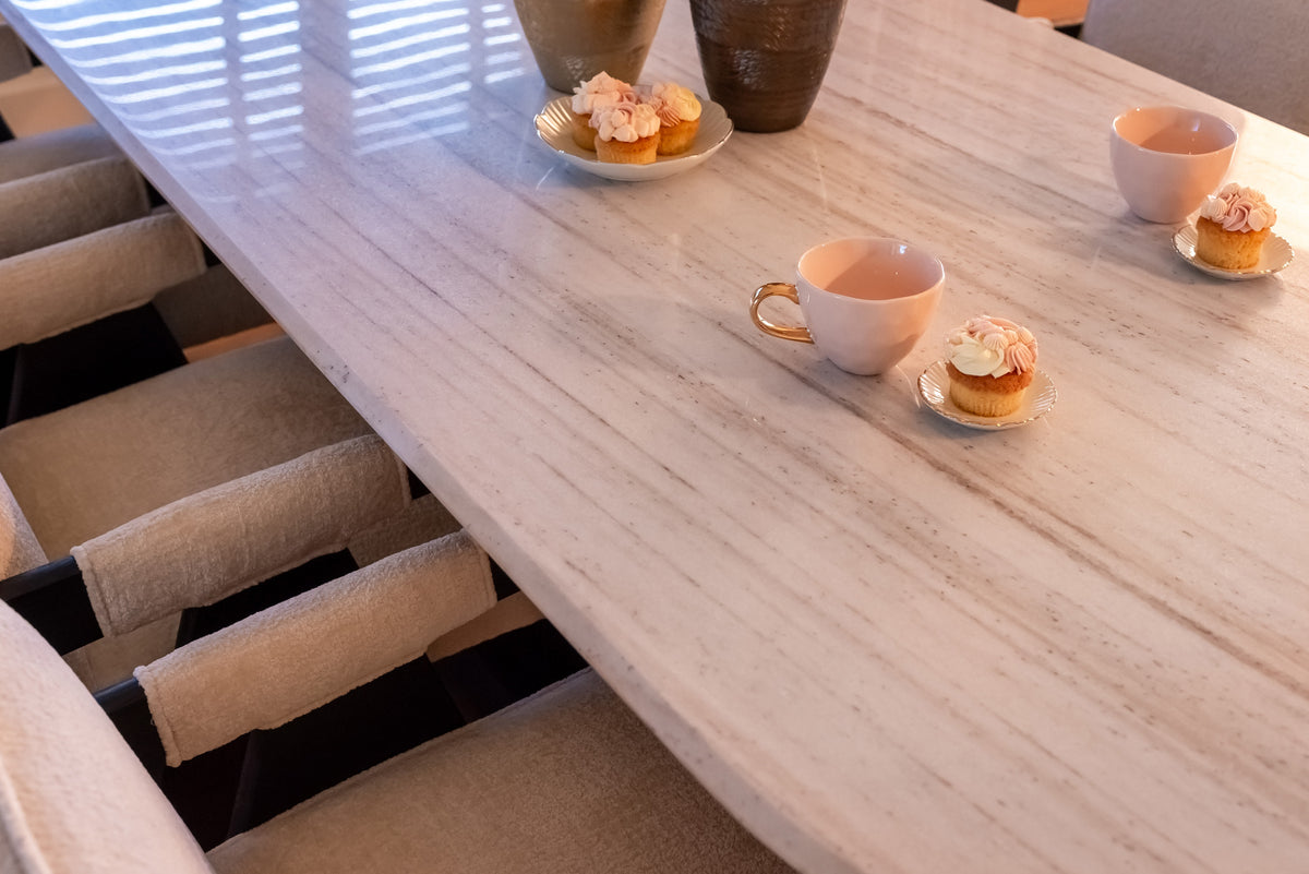 Eettafel Mayfield bruin metaal 230 cm, detail van het materiaal