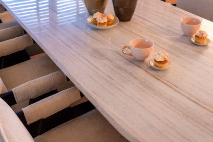 Eettafel Mayfield bruin metaal 230 cm, detail van het materiaal
