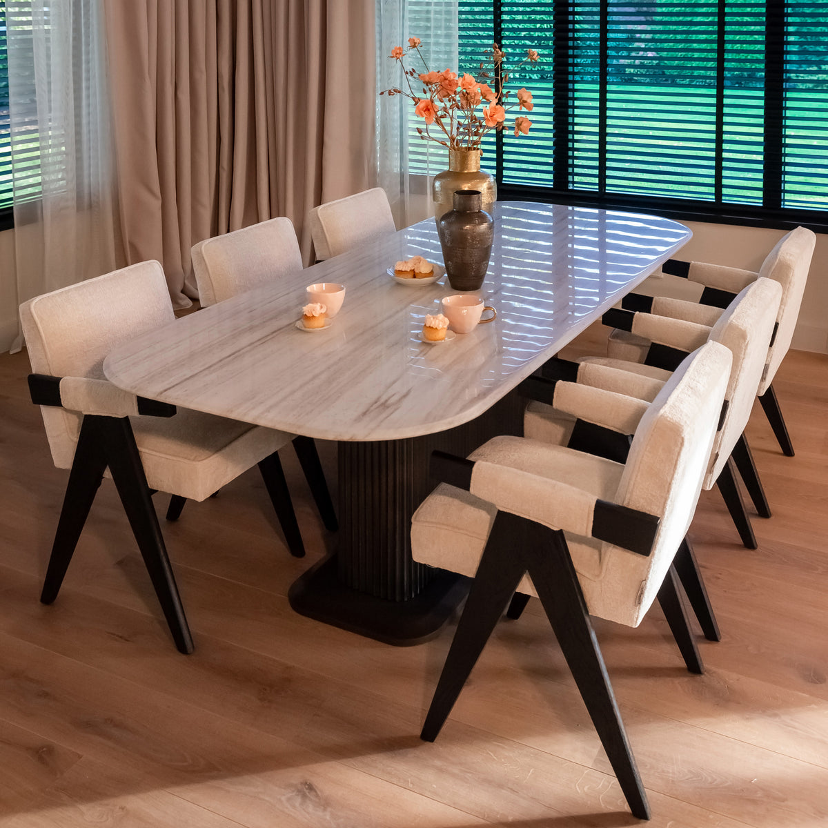Eettafel Mayfield bruin metaal 230 cm, schuin vooraanzicht in een interieur