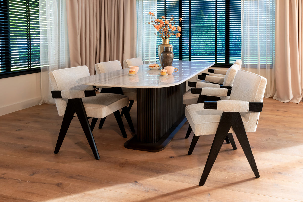 Eettafel Mayfield bruin metaal 230 cm, schuin vooraanzicht in een interieur
