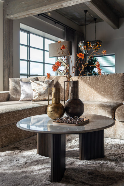Salontafel Mayfield bruin mangohout wit marmer, schuin vooraanzicht in een interieur