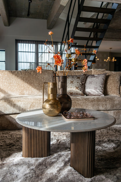 Salontafel Mayfield bruin mangohout wit marmer, vooraanzicht in een interieur
