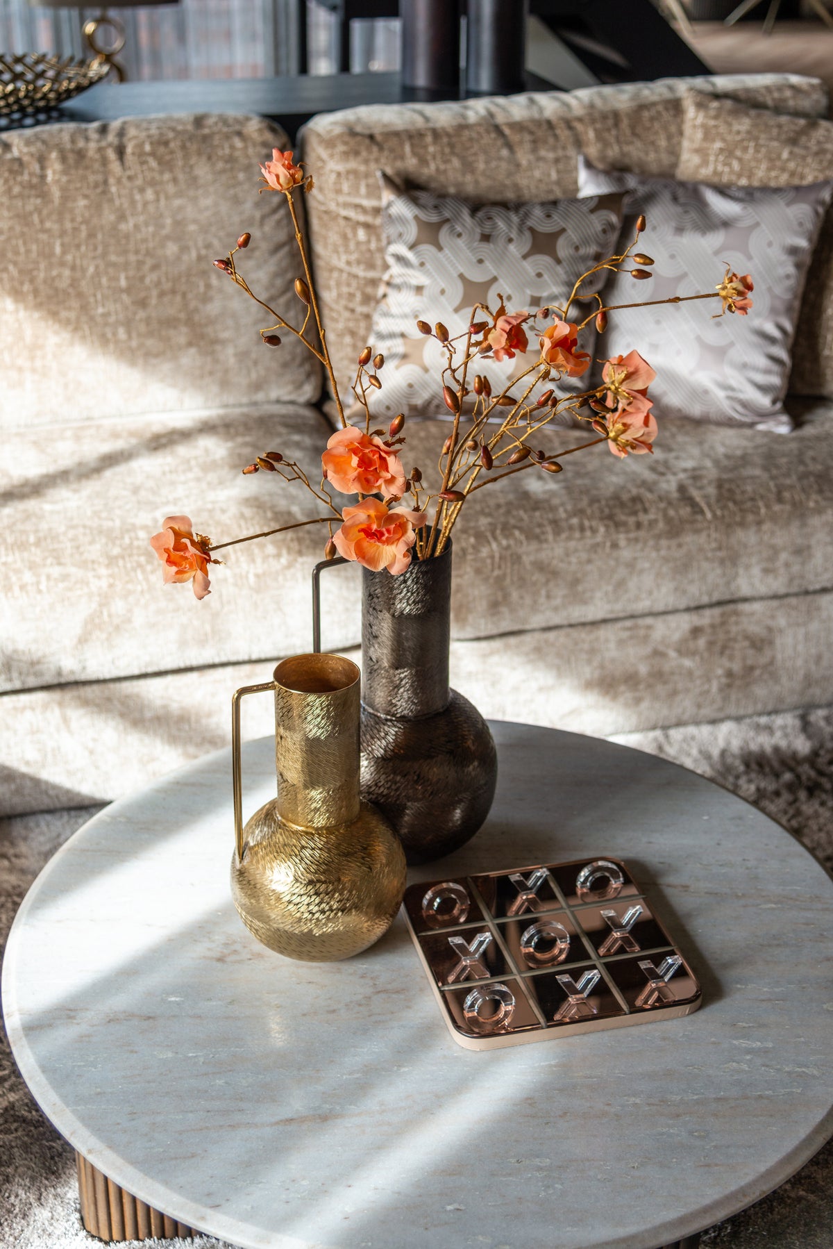 Salontafel Mayfield bruin mangohout wit marmer, detail van het materiaal