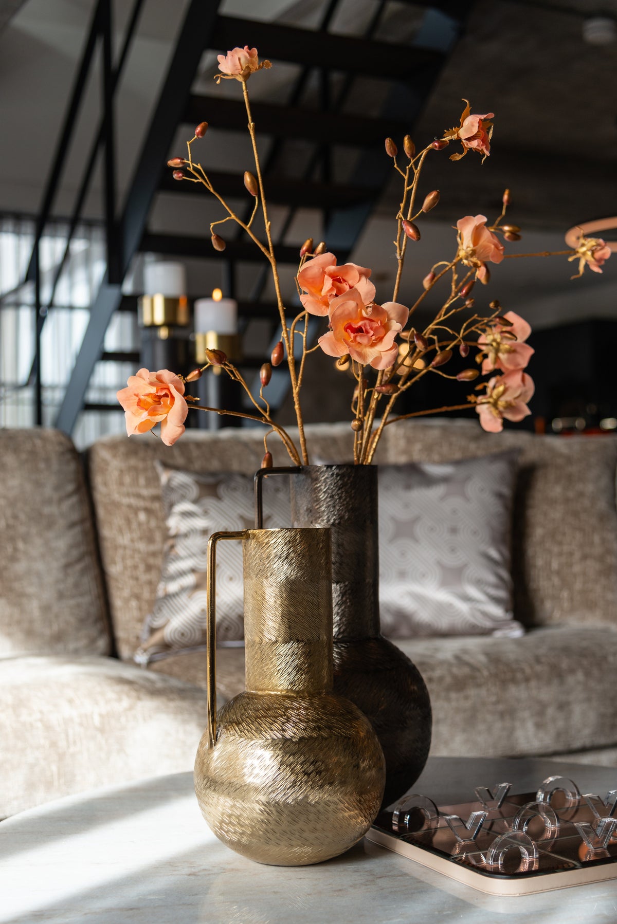 Salontafel Mayfield bruin mangohout wit marmer, detail van het materiaal