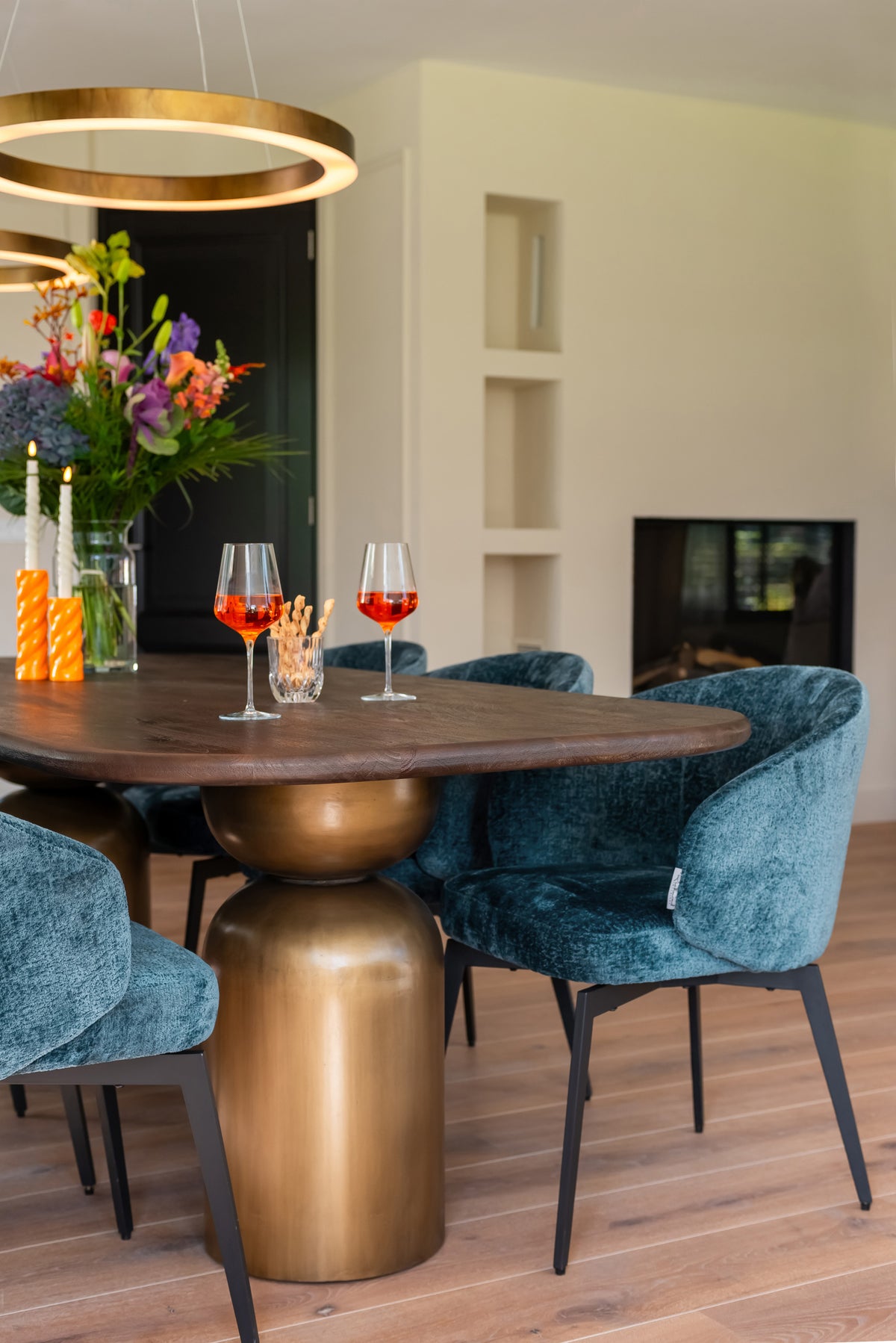 Eetkamerstoel Amphara blue chenille in een interieur