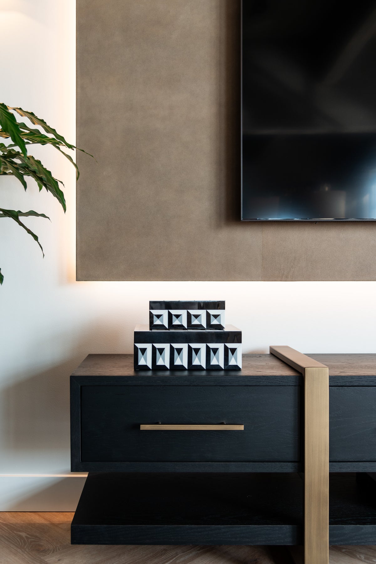 Dressoir Cambon bruin eikenhout, detail van het materiaal