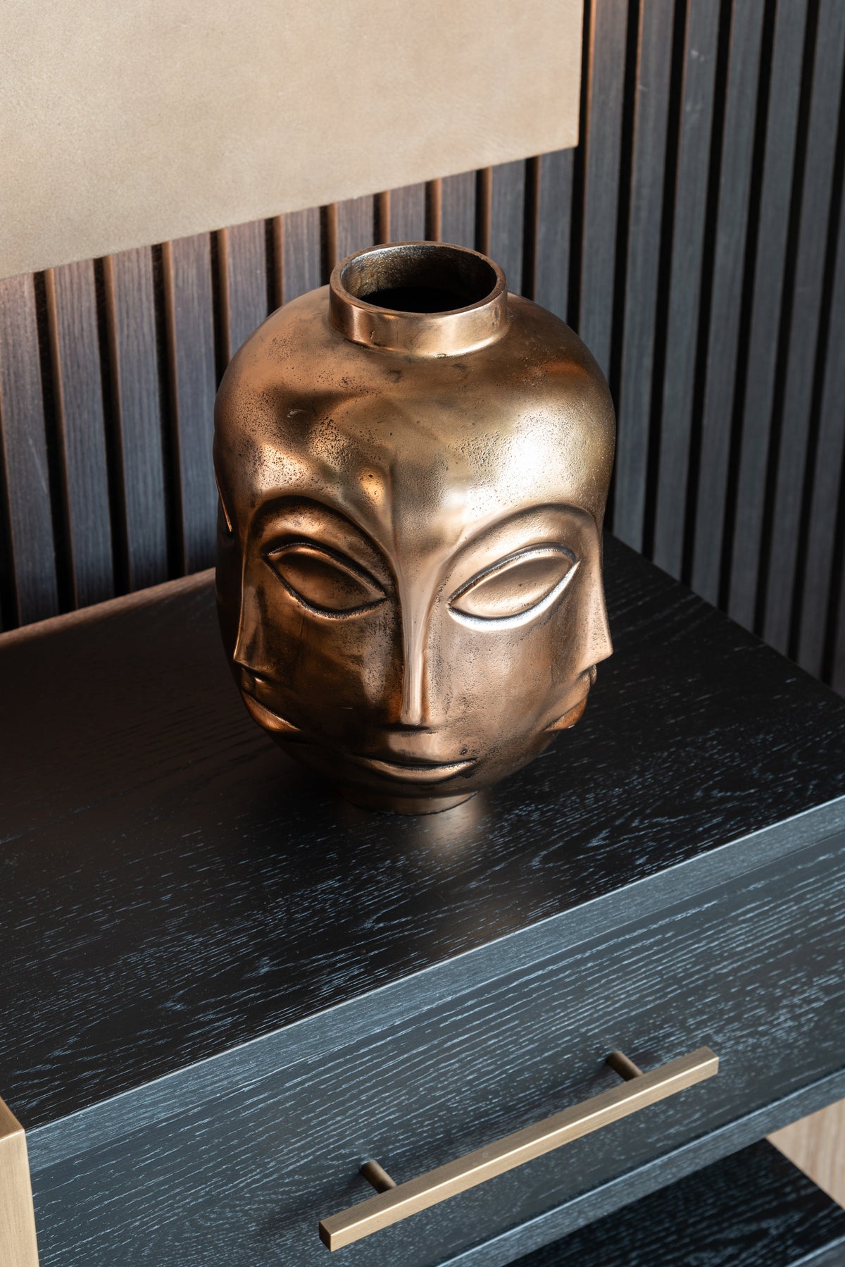 Dressoir Cambon bruin eikenhout, detail van het materiaal