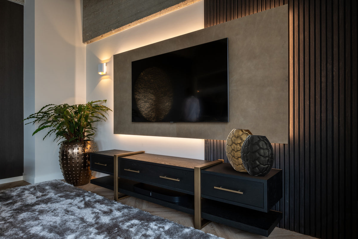 Dressoir Cambon bruin eikenhout in een interieur
