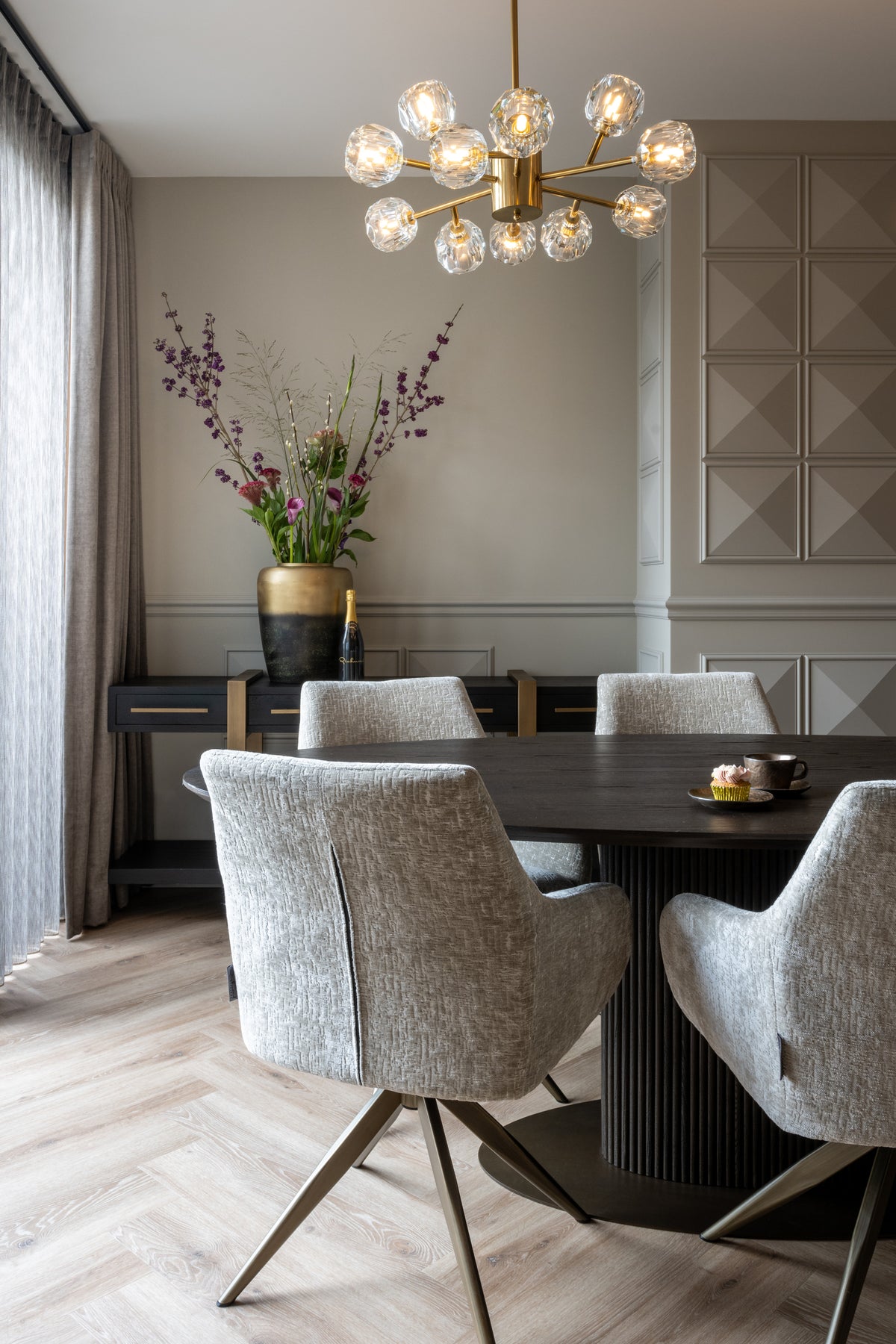 Eetkamerstoel Lisonne beige chenille in een interieur
