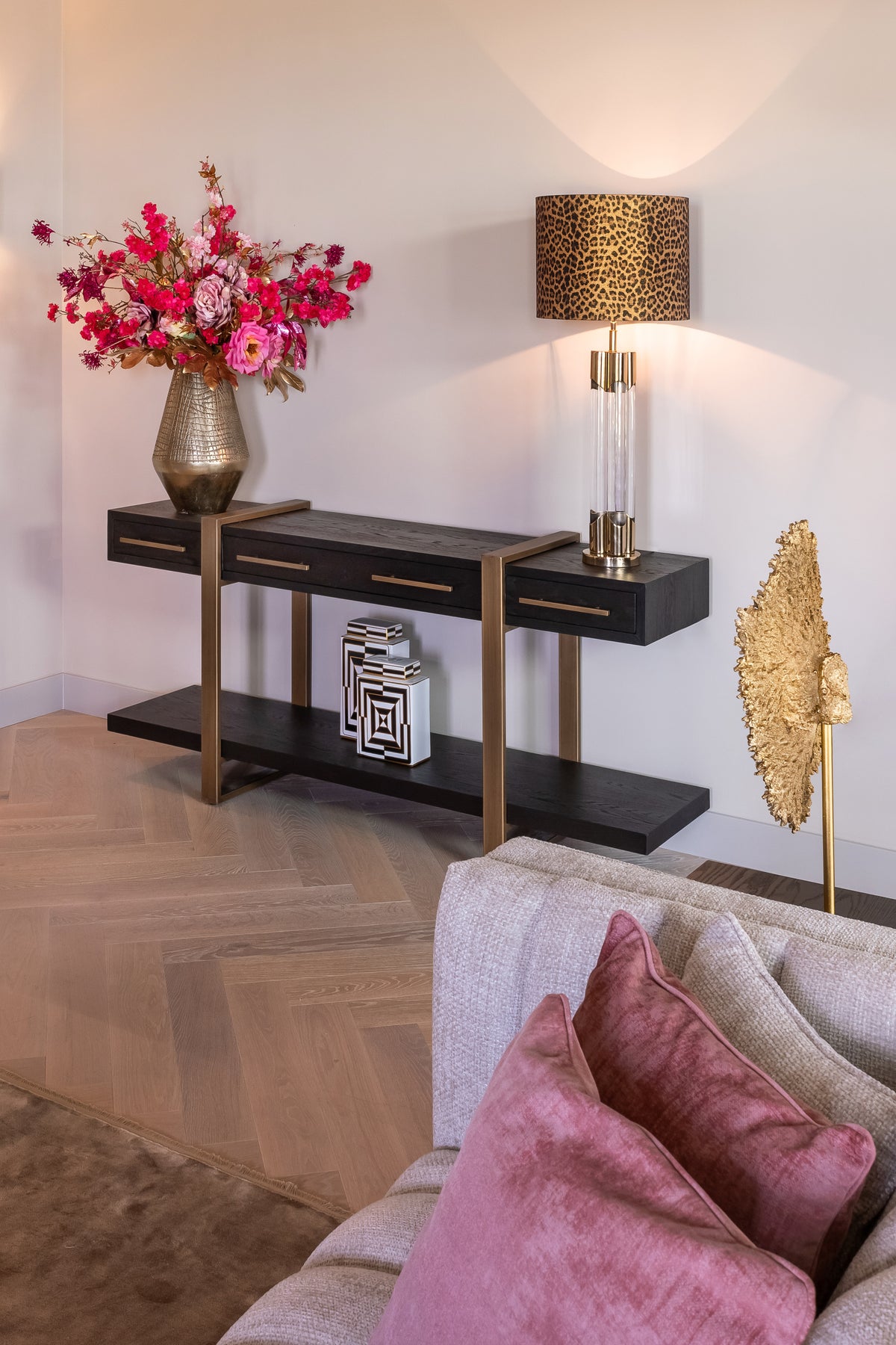 Dressoir Cambon bruin eikenhout, vooraanzicht in een interieur