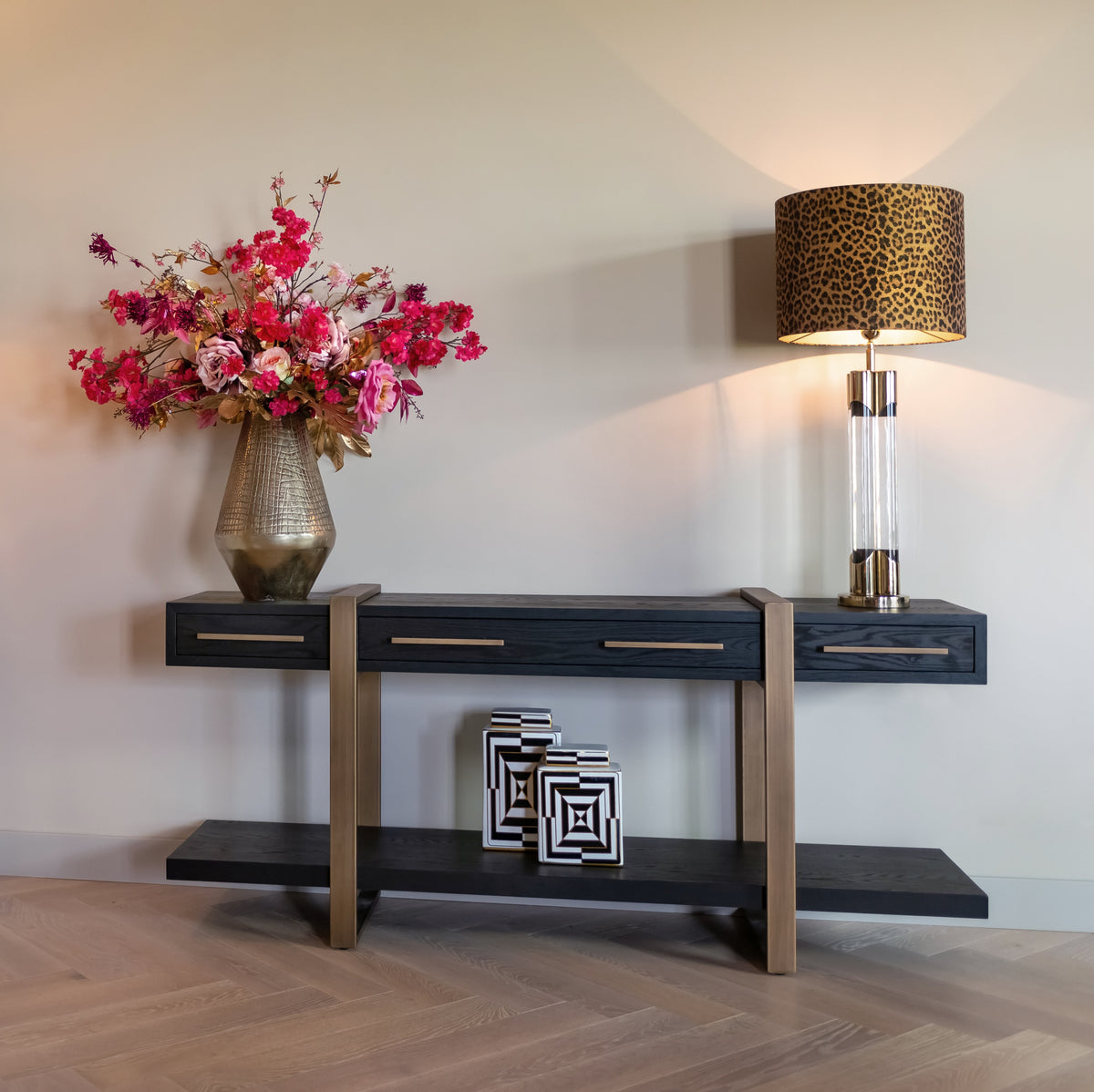 Dressoir Cambon bruin eikenhout, vooraanzicht in een interieur