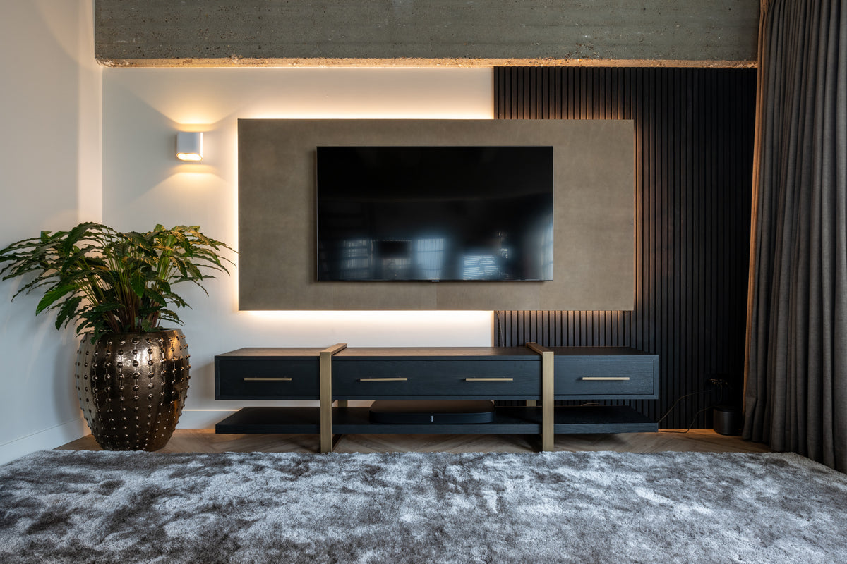Dressoir Cambon bruin eikenhout in een interieur