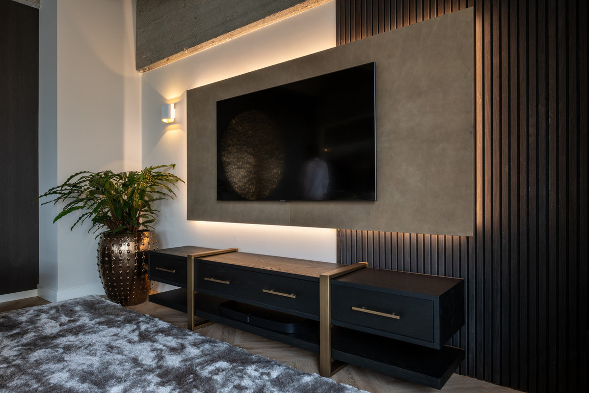 Dressoir Cambon bruin eikenhout in een interieur
